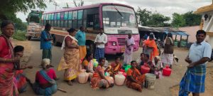 மேல்பூரிக்கல் கிராமத்தில் ஒகேனக்கல் தண்ணீர் வராததால் கிராம மக்கள் அரசு பேருந்தை சிறை பிடித்து சாலை மறியல்.