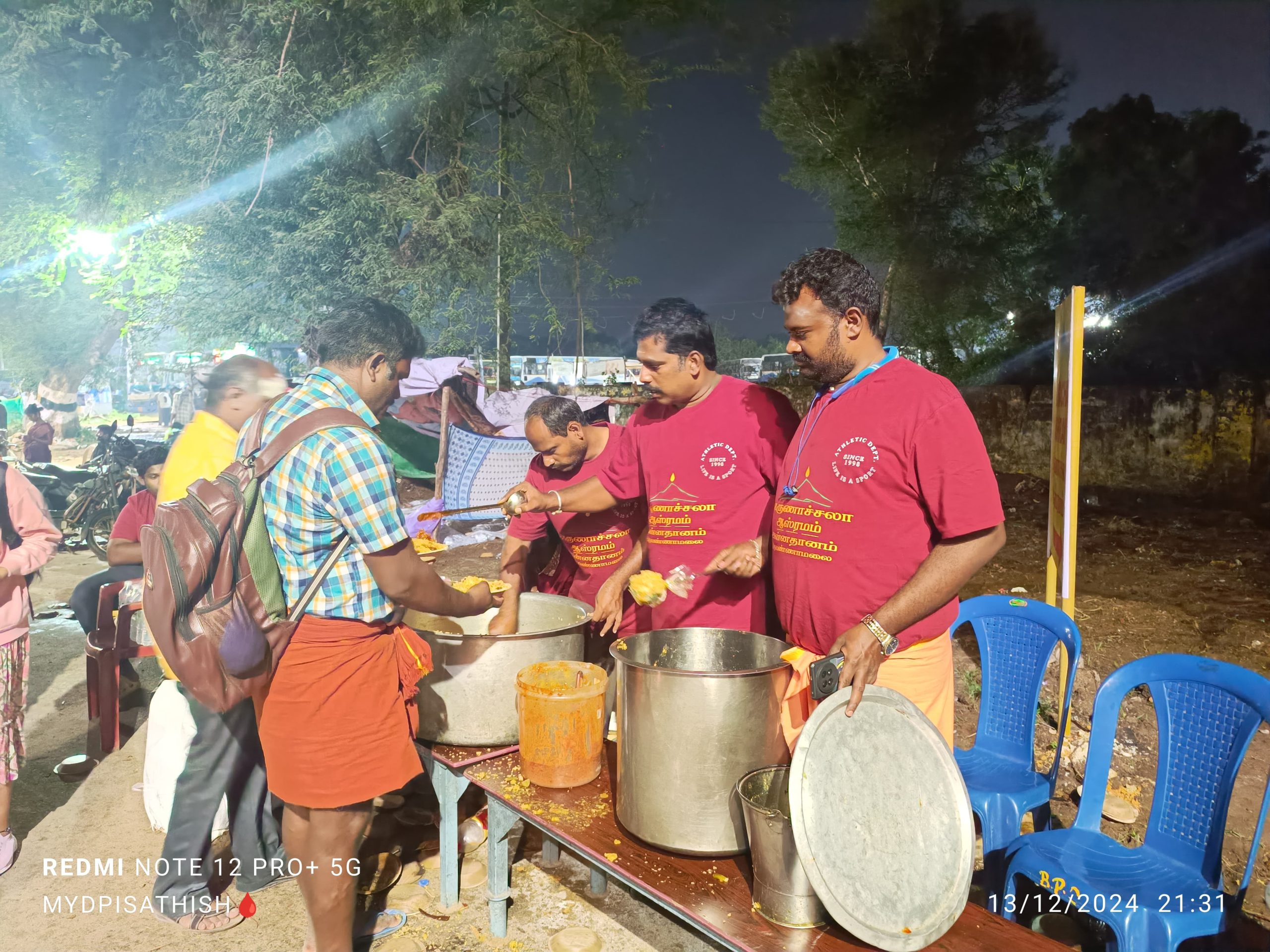 திருவண்ணாமலையில் கார்த்திகை தீபம் திருநாளில் உணவு வழங்கிய மை தருமபுரி அமைப்பினர்