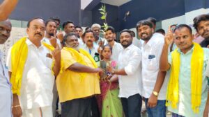 ஜனநாயக கடமை ஆற்றிய ரத்னா குழும நிறுவனர் ஹரிகிருஷ்ணன்-கௌரவித்த வாக்குச் சாவடி அதிகாரிகள்.